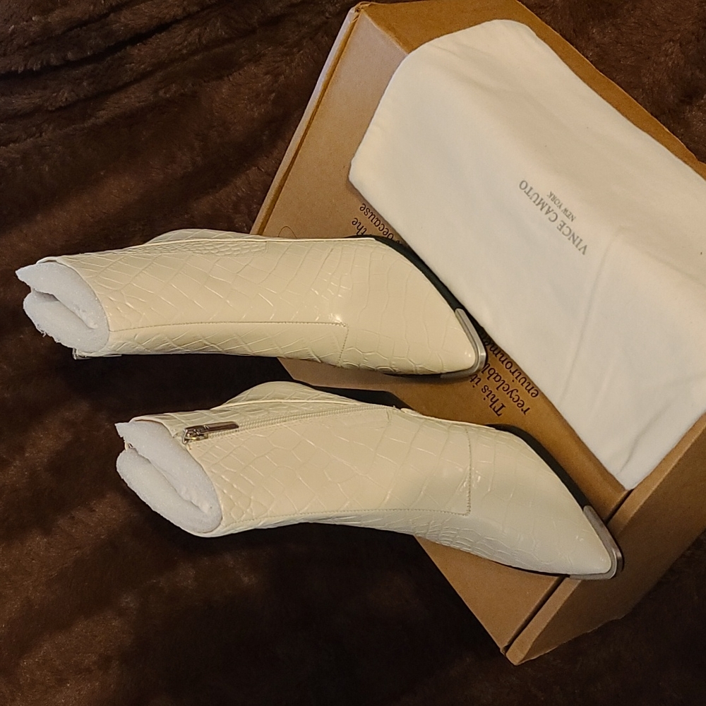NiB White Leather Vince Camuto zip up ankle boots w/steel pointed toe